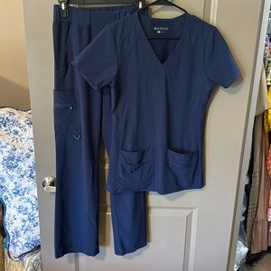 Med Couture Activate Scrub set Small top/XS pants in navy blue